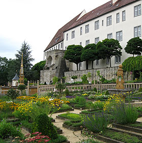 Schloss mit Pomeranzengarten